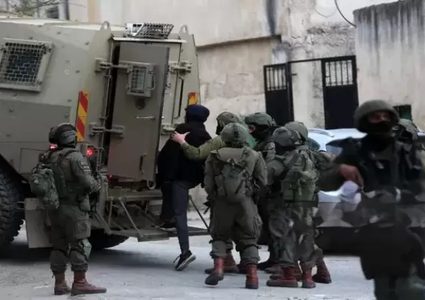 الاحتلال يعتقل 11 مواطنا من رام الله ويعتدي بالضرب على فتى في أبو شخيدم