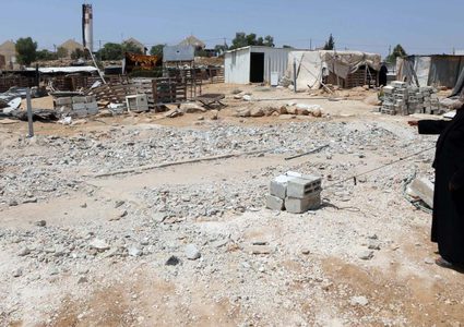 الاحتلال يهدم مسكنا في قرية أم الخير جنوب الخليل