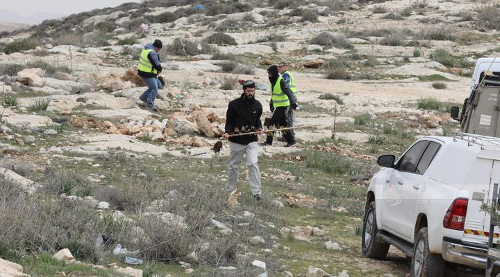 مستوطنون يهاجمون منزلين ويُلحقون بهما أضرارا في خلة النحلة جنوب بيت لحم