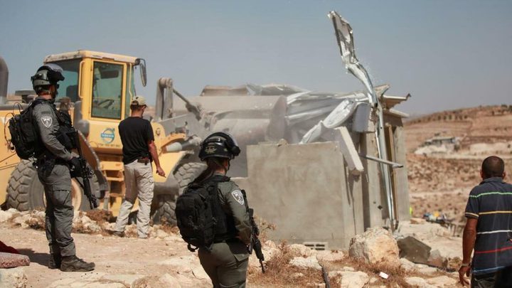 الاحتلال يخطر بهدم منشآت سكنية وحظائر لمواطن جنوب شرق طوباس