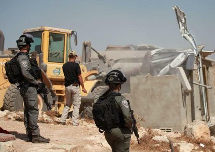 الاحتلال يخطر بهدم منشآت سكنية وحظائر لمواطن جنوب شرق طوباس