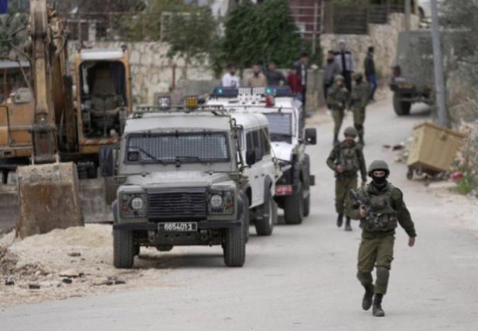 الاحتلال ينصب حاجزا عسكريا في سلوان ويقتحم العيسوية
