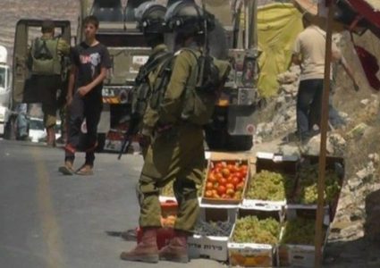 الاحتلال يزيل بسطات تجارية ويستولي على بعضها في عناتا