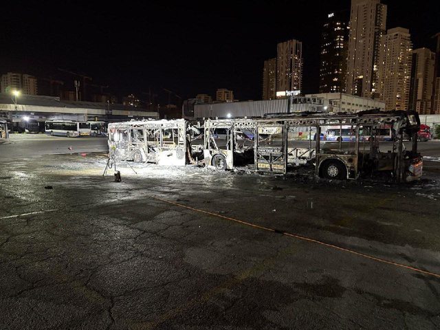 انفجار بثلاث حافلات فارغة بتل أبيب والتقديرات بأنها عملية على "خلفية قومية"