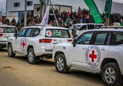 مكتب نتنياهو: إسرائيل تسلمت عبر الصليب الأحمر توابيت أربعة محتجزين