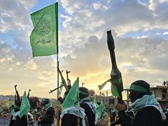 كتائب القسام تنتشر بموقع تسليم جثامين الإسرائيليين شرق خانيونس