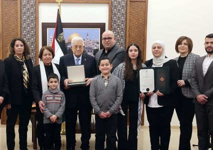 الرئيس عباس يمنح المناضل الراحل عبد الإله الأتيرة نجمة يبوس