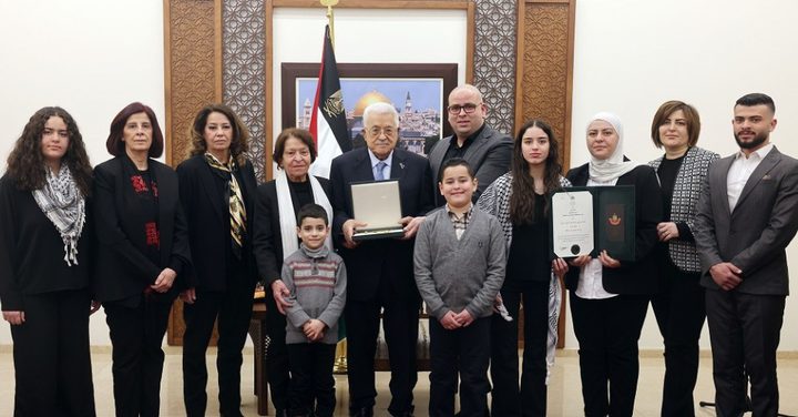 الرئيس عباس يمنح المناضل الراحل عبد الإله الأتيرة نجمة يبوس