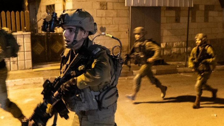 الاحتلال يعتقل مواطنا ويداهم عدة منازل في المنطقة الجنوبية من مدينة الخليل
