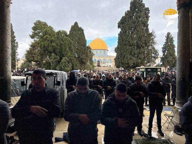 40 ألفا يؤدون صلاة الجمعة في المسجد الأقصى