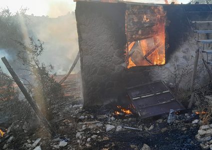 مستوطنون يحرقون غرفة زراعية شرق قلقيلية