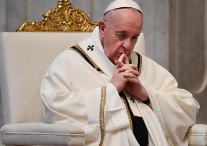 الفاتيكان: البابا فرنسيس يلازم المستشفى ووضعه لا يزال "حرجا"