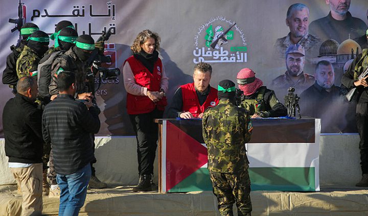 القسام تسلم ٦ من الأسرى الاسرائيليين