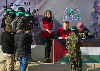 القسام تسلم ٦ من الأسرى الاسرائيليين