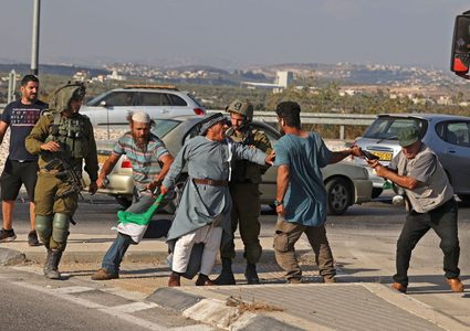 مستوطنون يهاجمون منازل ومركبات المواطنين في مسافر يطا
