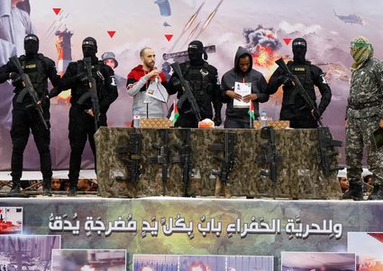 مختص بالشأن الإسرائيلي: نتنياهو يريد عرقلة صفقة تبادل الأسرى بسبب مصالحه