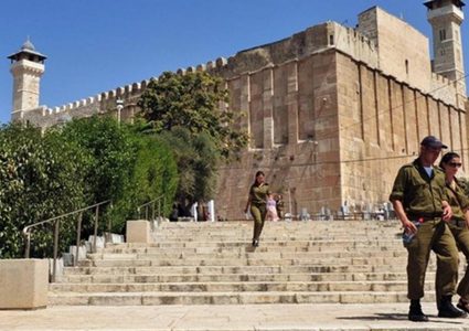 الاحتلال يمنع سدنة الحرم الإبراهيمي من الدخول إلى أروقته