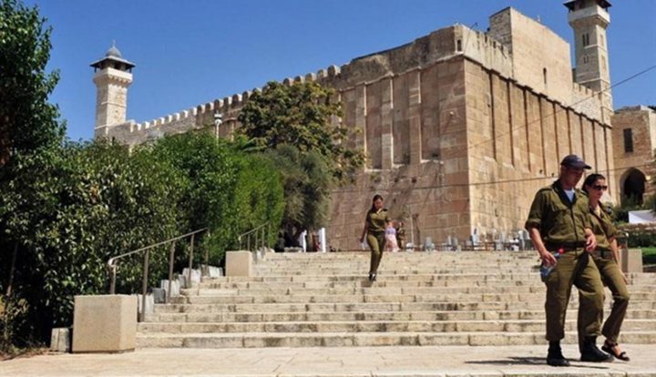 الاحتلال يمنع سدنة الحرم الإبراهيمي من الدخول إلى أروقته