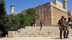 الاحتلال يمنع سدنة الحرم الإبراهيمي من الدخول إلى أروقته