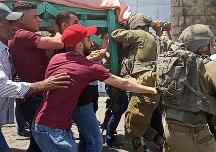 الاحتلال يعتدي على جنازة الأسير المحرر نائل عبيد في العيسوية