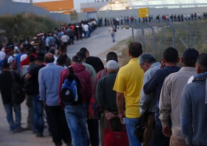 إعلام عبري: تل أبيب تبدأ استعداداتها لاستقبال عمال من سوريا