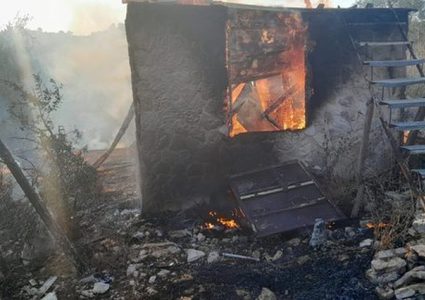 مستوطنون يحرقون غرفه زراعية في بلدة يطا