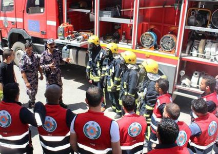 الدفاع المدني يتسلم معدات وتجهيزات لـ15 فريقا من المتطوعين