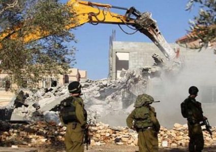 الاحتلال يهدم منزلاً ومنشآت زراعية في العيسوية شرق القدس