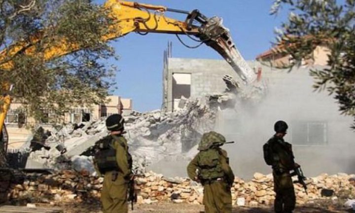 الاحتلال يهدم منزلاً ومنشآت زراعية في العيسوية شرق القدس