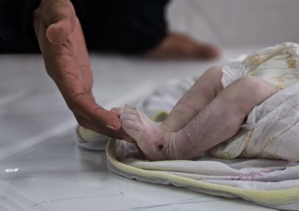 البرد القارس يودي بحياة خمسة أطفال رضع في قطاع غزة (محدث)