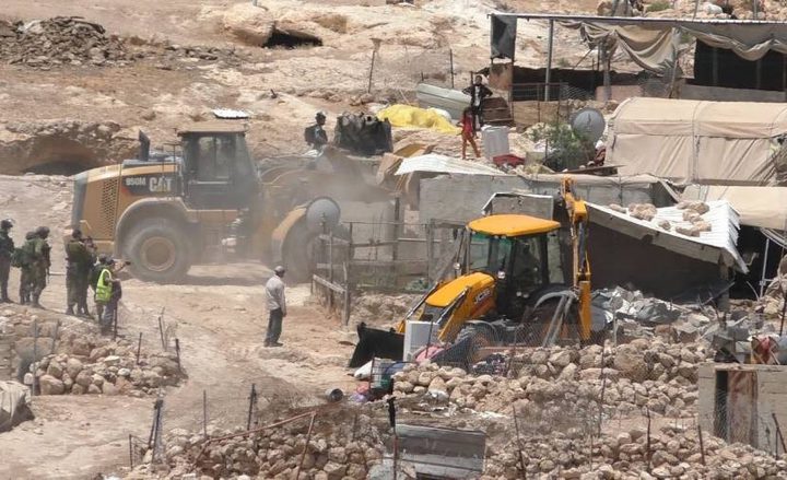 الاحتلال يخطر بوقف العمل في ثلاثة منازل جنوب الخليل