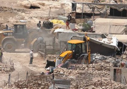 الاحتلال يخطر بوقف العمل في ثلاثة منازل جنوب الخليل