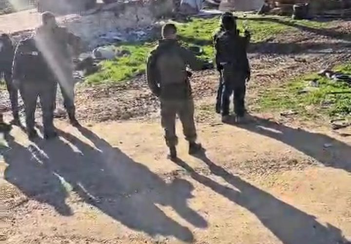 الاحتلال يهدم منزل مواطن في الزعيم شرق القدس ويشرّد عائلته