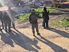 الاحتلال يهدم منزل مواطن في الزعيم شرق القدس ويشرّد عائلته