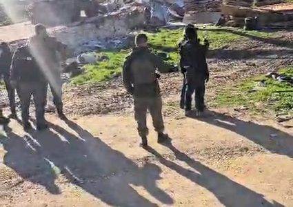 الاحتلال يهدم منزل مواطن في الزعيم شرق القدس ويشرّد عائلته