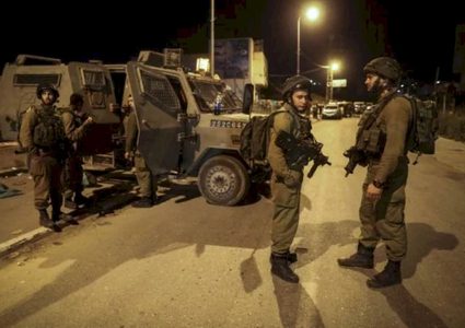 الاحتلال يصيب شابا ويدهم منازل محررين في بيت ريما شمال رام الله