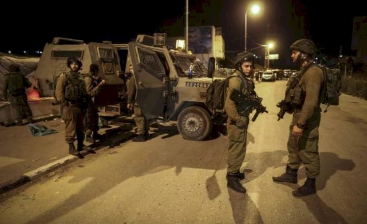 الاحتلال يصيب شابا ويدهم منازل محررين في بيت ريما شمال رام الله