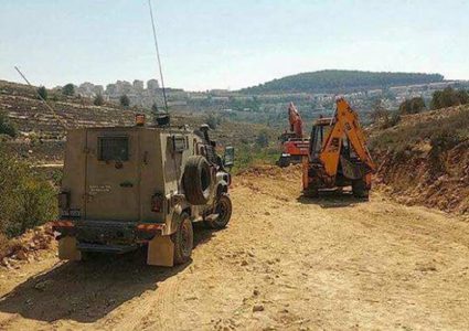 مستوطنون يواصلون شق طريق استيطاني قرب عرب المليحات غرب أريحا