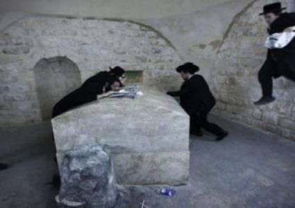 المستوطنون يسعون إلى بقاء دائم في "قبر يوسف" شرقي نابلس