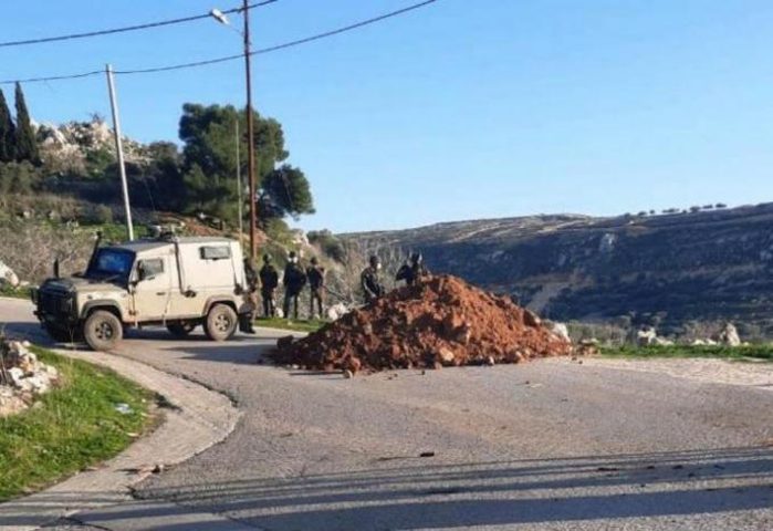 الاحتلال يغلق طريقين فرعيين في نابلس