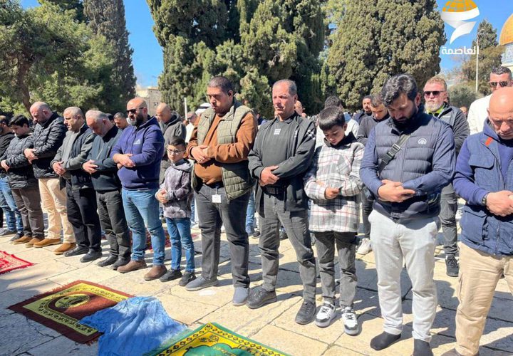 عشرات الآلاف يؤدون صلاة الجمعة في المسجد الأقصى المبارك