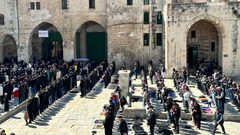 عشرات الآلاف يؤدون صلاة الجمعة في المسجد الأقصى المبارك