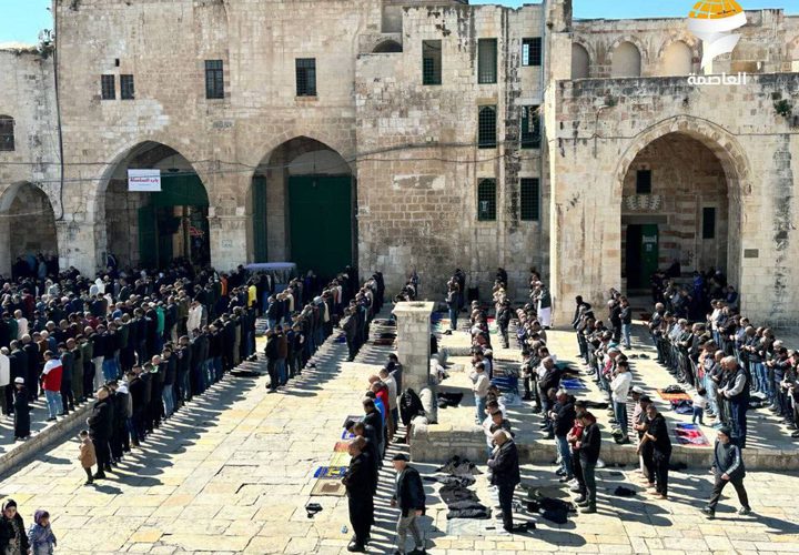 عشرات الآلاف يؤدون صلاة الجمعة في المسجد الأقصى المبارك