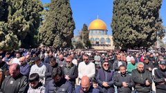 عشرات الآلاف يؤدون صلاة الجمعة في المسجد الأقصى المبارك