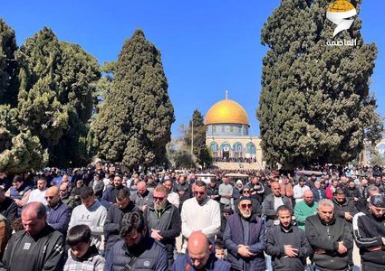 عشرات الآلاف يؤدون صلاة الجمعة في المسجد الأقصى المبارك