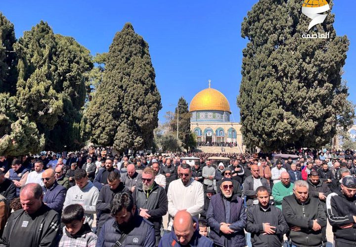 عشرات الآلاف يؤدون صلاة الجمعة في المسجد الأقصى المبارك