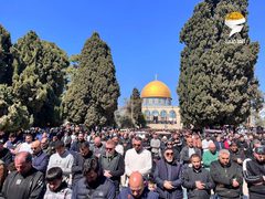 عشرات الآلاف يؤدون صلاة الجمعة في المسجد الأقصى المبارك