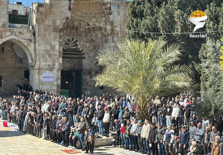 عشرات الآلاف يؤدون صلاة الجمعة في المسجد الأقصى المبارك