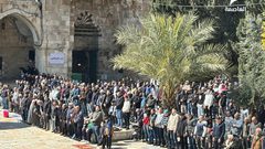 عشرات الآلاف يؤدون صلاة الجمعة في المسجد الأقصى المبارك