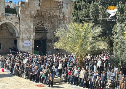 عشرات الآلاف يؤدون صلاة الجمعة في المسجد الأقصى المبارك